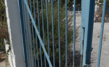 Μενίδι: Μαθητές κάνουν μάθημα σε κοντέινερ που ξέμειναν από τον σεισμό του 1999 – Ελλείψεις σε διδακτικό προσωπικό & υποδομές