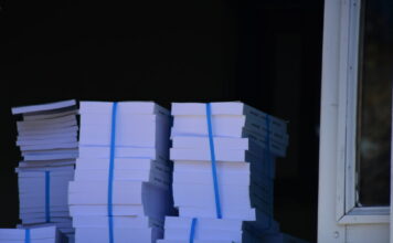 «Μύλος» για το σχολικό βιβλίο με εικόνα «ομόφυλου ζευγαριού»: Το υπουργείο λέει ότι δεν επιλέγει το περιεχόμενο – «Είναι γυναίκα με κοντά μαλλιά» λέει ο εκδοτικός οίκος