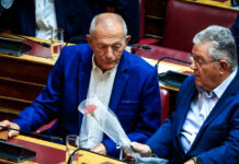 Το πολιτικό «αντίο» στον Σπύρο Χαλβατζή – Το γαρύφαλλο του Δημήτρη Κουτσούμπα στη Βουλή και η τελετή στο ΣΦΕΑ