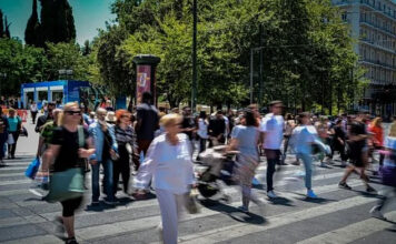 Πώς σχολιάζουν οι πολίτες τις εξαγγελίες του πρωθυπουργού στη ΔΕΘ – «Είναι μέτρα ασπιρίνη, είναι απάτη, κοροϊδία»