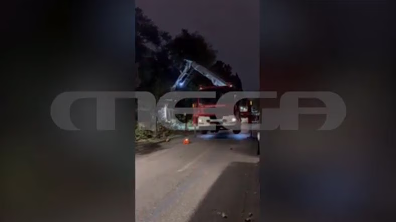 Κέντρο Αθήνας: Έπεσε δέντρο στην Ηρώδου Αττικού – Προσωρινή διακοπή κυκλοφορίας