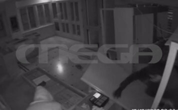 Αυλίδα: Γκρέμισαν βιτρίνα κοσμηματοπωλείου με… σκαπτικό μηχάνημα