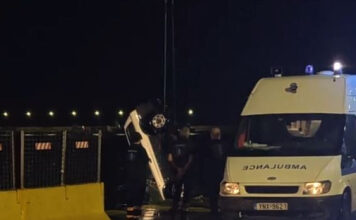 Πειραιάς: ΙΧ έπεσε στη θάλασσα όταν έβγαινε από το πλοίο – 3 νεκροί