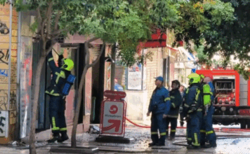 Πανικός στο κέντρο της Αθήνας μετά από φωτιά που εκδηλώθηκε σε κατάστημα