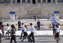 Επέτειος 28ης Οκτωβρίου: Πλήθος κόσμου στη μεγάλη μαθητική παρέλαση στο κέντρο της Αθήνας και στον Πειραιά