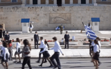 Επέτειος 28ης Οκτωβρίου: Πλήθος κόσμου στη μεγάλη μαθητική παρέλαση στο κέντρο της Αθήνας και στον Πειραιά