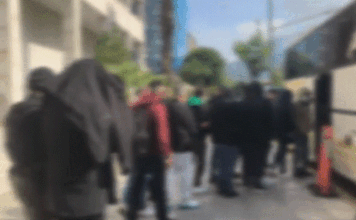 Με πούλμαν στην Ευελπίδων οι 21 κατηγορούμενοι της Pizza Fan – Πώς γινόταν η κομπίνα με τις «κερασμένες» πίτσες