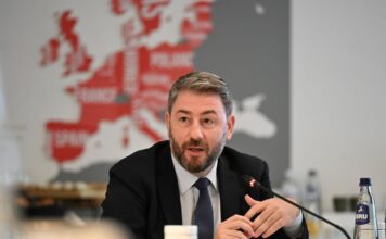 Το ΠΑΣΟΚ ανεβάζει ρυθμούς: Περιοδείες και κοινοβουλευτικές μάχες στο προσκήνιο