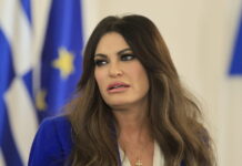 Κίμπερλι Γκιλφόιλ: Ο Τραμπ και ο Ρούμπιο εξετάζουν το ενδεχόμενο απόλυσής της σύμφωνα με πηγή του Associated Press