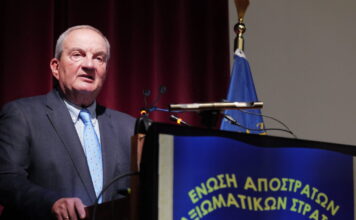 «Πονοκέφαλος» στο Μαξίμου μετά το διπλό χτύπημα Καραμανλή και Σαμαρά κατά της κυβέρνησης