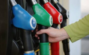 Ακρίβεια: Η βενζίνη στα 2,20 ευρώ – Οι οδηγοί «κόβουν» ακόμη και τις μετακινήσεις τους