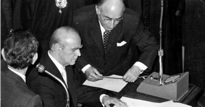 konstantinos-karamanlis2-1200x630.jpg