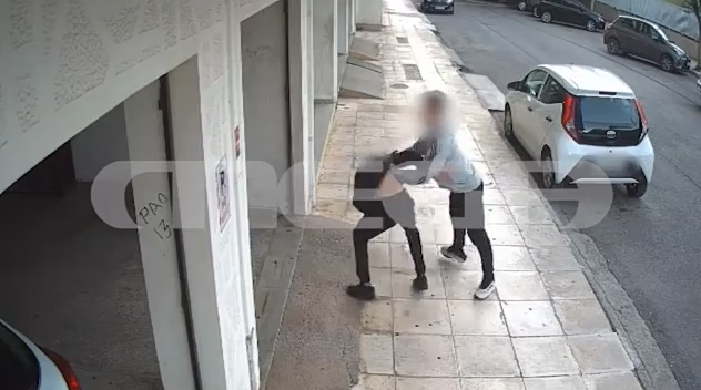 Καλαμάτα: Η στιγμή άγριου ξυλοδαρμού 17χρονου από πρώην συμμαθητή του – MEGA ντοκουμέντο