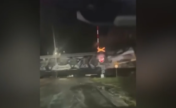 Λάρισα: Τρένο πέρασε από διάβαση με ανοιχτές τις μπάρες