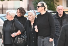 Συντετριμμένη η οικογένεια Μαζωνάκη στην εκκλησία για το μνημόσυνο