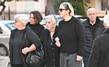 Συντετριμμένη η οικογένεια Μαζωνάκη στην εκκλησία για το μνημόσυνο