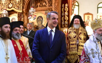 Στον Άγιο Δημήτριο ο Κυριάκος Μητσοτάκης – Παρακολούθησε τη λειτουργία – Ευχαριστήρια του Οικουμενικού Πατριαρχείου για τη Μονή Σινά