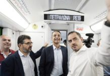 Ο Μητσοτάκης σε δρομολόγιο με τον πρώτο ανακατασκευασμένο συρμό του Ηλεκτρικού: «Παραλαμβάνουμε 14 μέσα στον επόμενο χρόνο»»