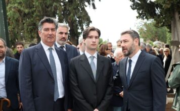 Φώφη Γεννηματά: Σύσσωμο το ΠΑΣΟΚ στο μνημόσυνό της – «Για εμάς θα είναι πάντα η μητέρα μας» είπε συγκινημένος ο γιος της