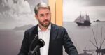 ΠΑΣΟΚ: 45 χρόνια από την κυβέρνηση της Αλλαγής με το βλέμμα στις εκλογές και τη «μάχη» με την ΕΛΑΣ