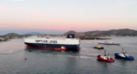 Αποκολλήθηκε το πλοίο μεταφοράς οχημάτων που είχε προσαράξει στη Σαλαμίνα
