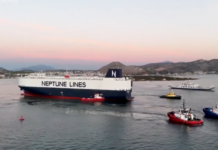 Αποκολλήθηκε το πλοίο μεταφοράς οχημάτων που είχε προσαράξει στη Σαλαμίνα