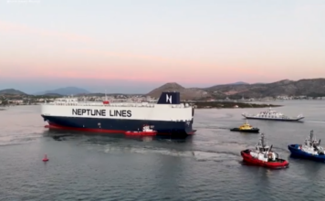 Αποκολλήθηκε το πλοίο μεταφοράς οχημάτων που είχε προσαράξει στη Σαλαμίνα