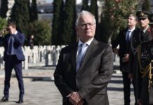 Θεσσαλονίκη: Στα κοιμητήρια του Ζέιτενλικ ο Κωνσταντίνος Τασούλας – Κατέθεσε στεφάνι στη μνήμη των πεσόντων