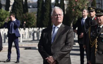 Θεσσαλονίκη: Στα κοιμητήρια του Ζέιτενλικ ο Κωνσταντίνος Τασούλας – Κατέθεσε στεφάνι στη μνήμη των πεσόντων