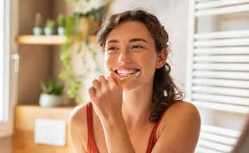 8 tips καλής στοματικής υγιεινής για να σκορπίζεις λαμπερά χαμόγελα