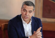 Επίθεση Τσίπρα κατά Μητσοτάκη: «Φωνάζει ο κλέφτης» – Η κινηματογραφική πρότασή του για Pizza Fan και Χωριάτικο