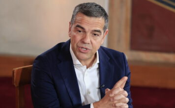 Επίθεση Τσίπρα κατά Μητσοτάκη: «Φωνάζει ο κλέφτης» – Η κινηματογραφική πρότασή του για Pizza Fan και Χωριάτικο